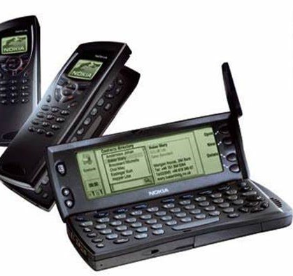 诺基亚于1996年推出全球首款QWERTY全键盘手机“诺基亚9000 Communicator”