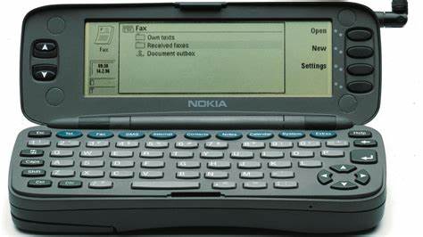 诺基亚于1996年推出全球首款QWERTY全键盘手机“诺基亚9000 Communicator”