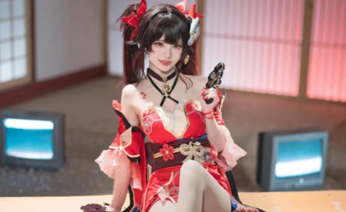 《崩坏：星穹铁道》花火花式Cosplay惊艳亮相，完美身段引爆视觉盛宴